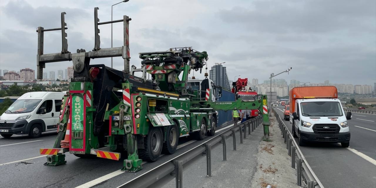 İstanbul TEM Otoyolu'nda devrilen tırın sürücüsü yaralandı