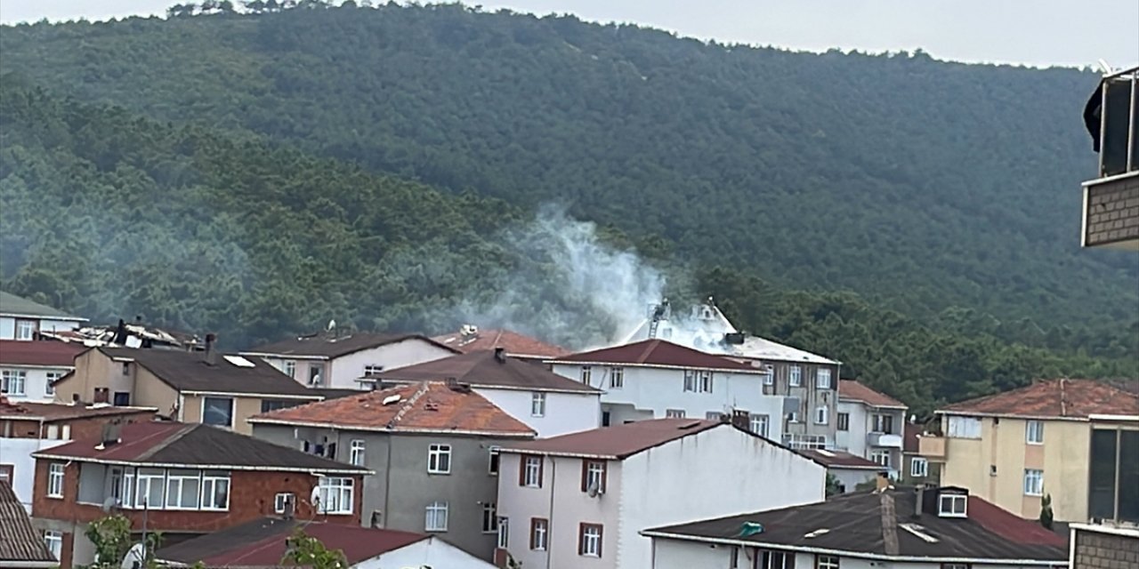 Sultanbeyli'de binanın çatısında çıkan yangın söndürüldü