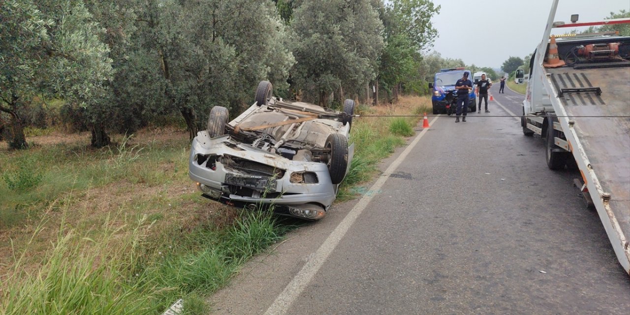 Bursa'da devrilen otomobilin sürücüsü öldü, 2 kişi yaralandı