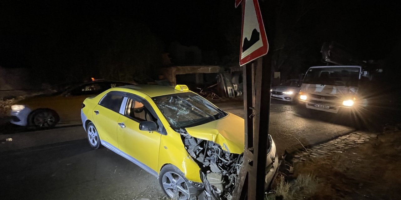 Elazığ'da ticari taksi önce yayaya ardından direğe çarptı 2 kişi yaralandı