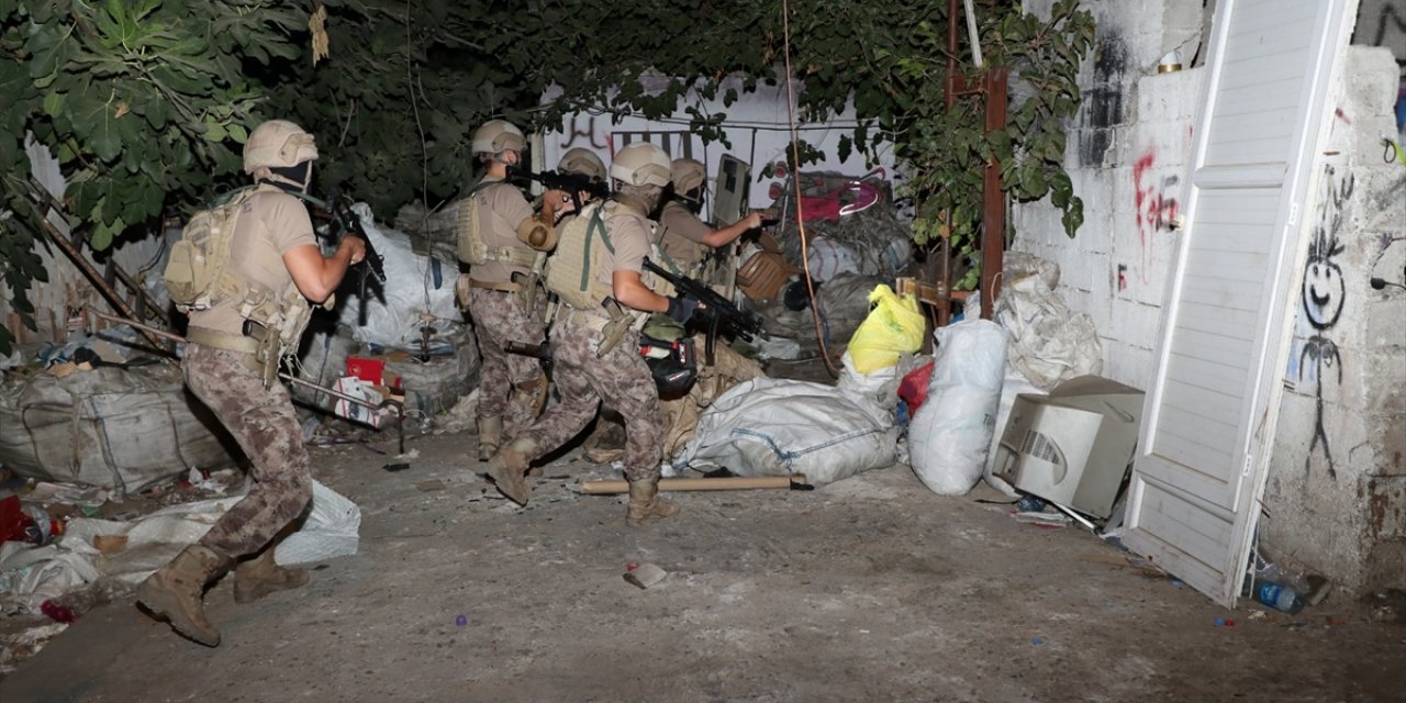 GÜNCELLEME - Mersin'de uyuşturucu satıcılarına yönelik operasyonda 28 zanlı yakalandı