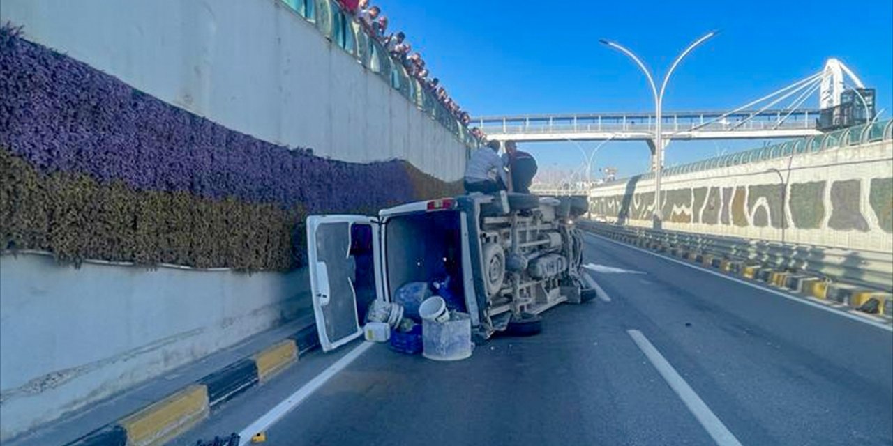 Van'da minibüs ile otomobil çarpıştı, 4 kişi yaralandı