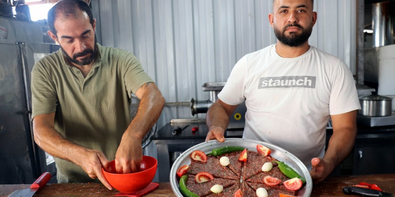 Yöresel lezzetler yapan 4 arkadaştan başka şehirlere giden esnafa "Hatay'a dönün" çağrısı