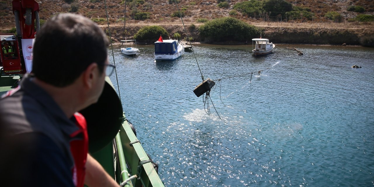 Bodrum'da dalgıçlar deniz dibinden 20 tona yakın tonoz ve çapa çıkardı