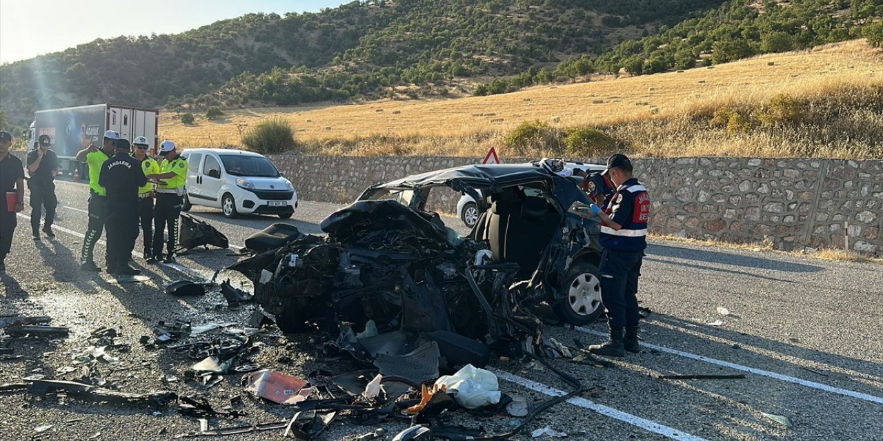 Adıyaman'da otomobil ile kamyonetin çarpıştığı kazada 4 kişi öldü