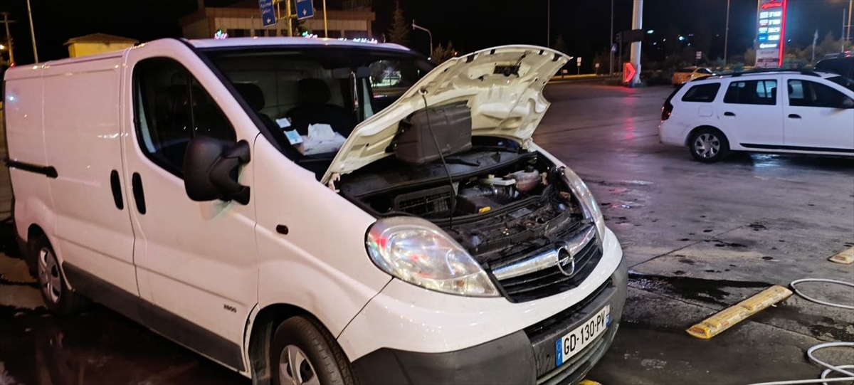 Sıkıştığı otomobilde yaklaşık 400 kilometre seyahat eden kediyi vatandaşlar kurtardı