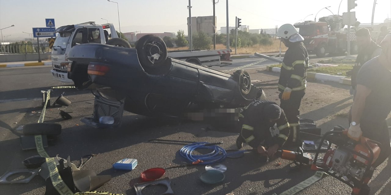 Çorum'da devrilen otomobilin sürücüsü öldü, babası yaralandı