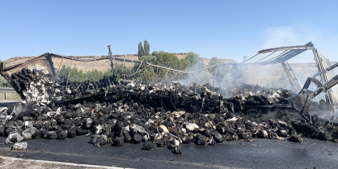 Kayseri'de iplik yüklü tırda çıkan yangın hasara yol açtı