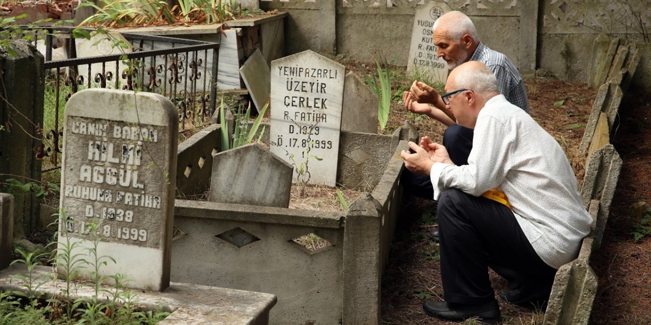 Sakarya ve Kocaeli'de 17 Ağustos Marmara Depremi'nde hayatını kaybedenler anıldı