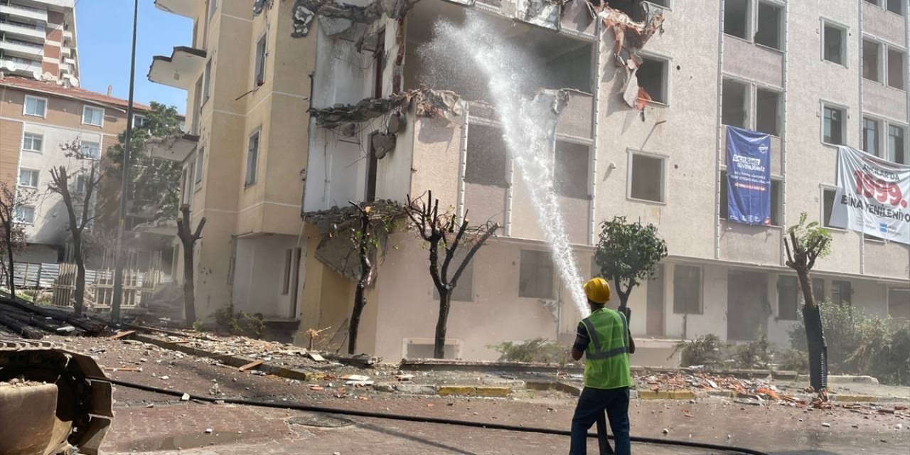 Avcılar'da riskli olduğu tespit edilen 6 katlı binanın yıkımı gerçekleştirildi