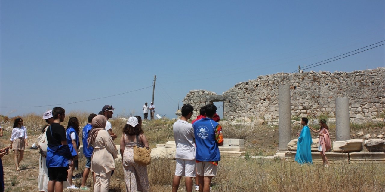 Muğla'da gönüllü gençler antik kentte kitap okudu, tiyatro sergiledi