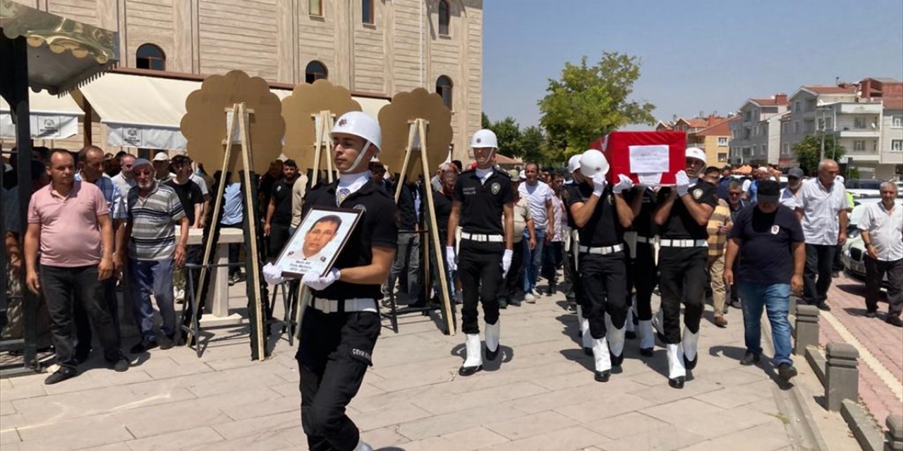 Şırnak'ta görevi başında kalp krizi geçirerek hayatını kaybeden polisin cenazesi Konya'da defnedildi