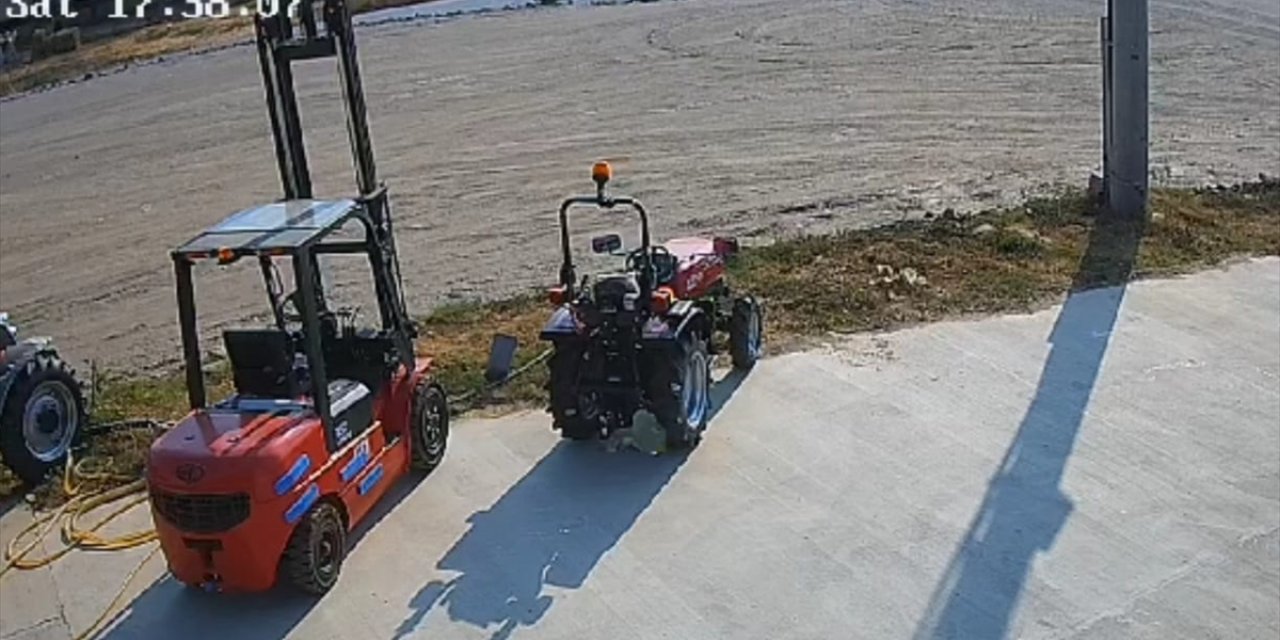 İzmir'de motosikletlinin ölümüne neden olan trafik kazası güvenlik kamerasında