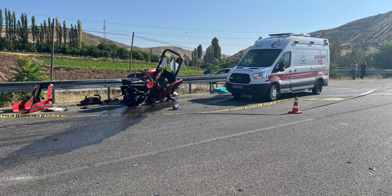 Sivas'ta tır ile çarpışan traktörün sürücüsü hayatını kaybetti