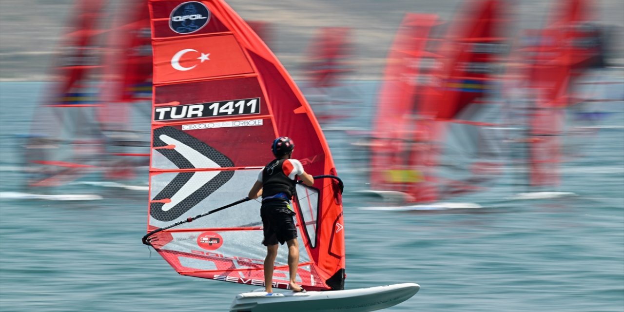 Türkiye Rüzgar Sörfü Slalom Ligi'nde ikinci ayak yarışları, Alaçatı'da başladı