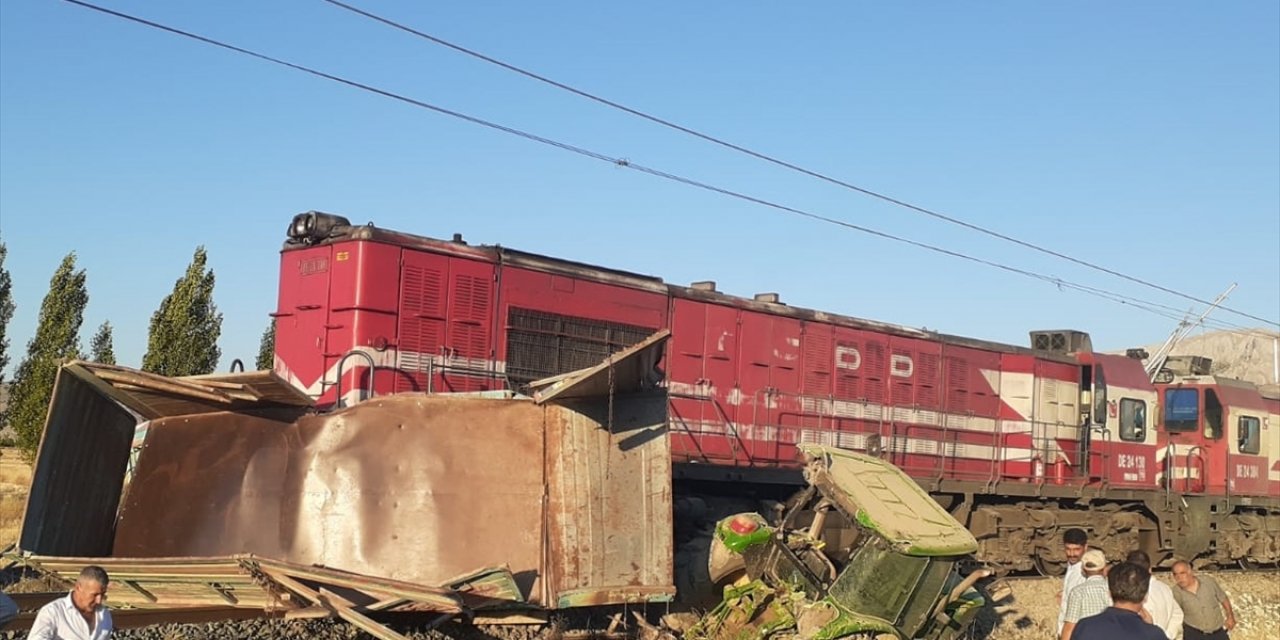 Sivas'ta tren hemzemin geçitte traktöre çarptı, 1 kişi yaralandı