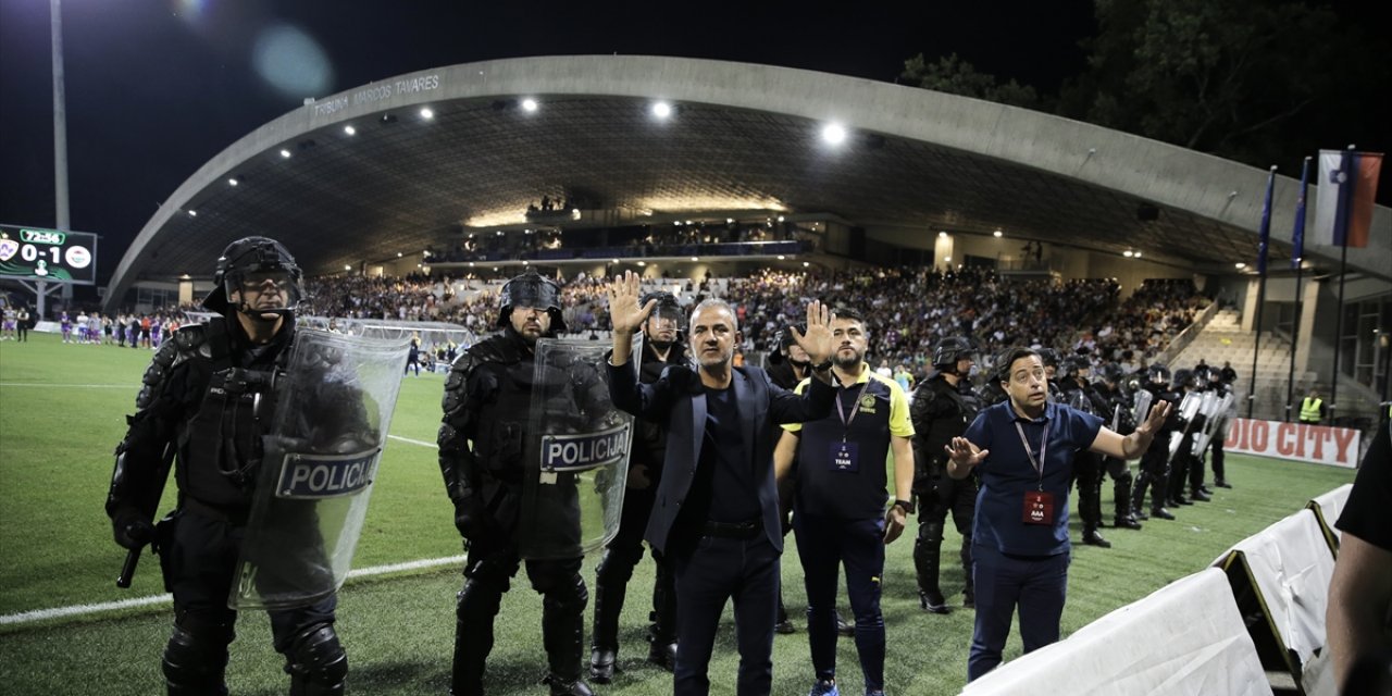 Maribor-Fenerbahçe mücadelesi tribünlerde çıkan olaylar nedeniyle durdu