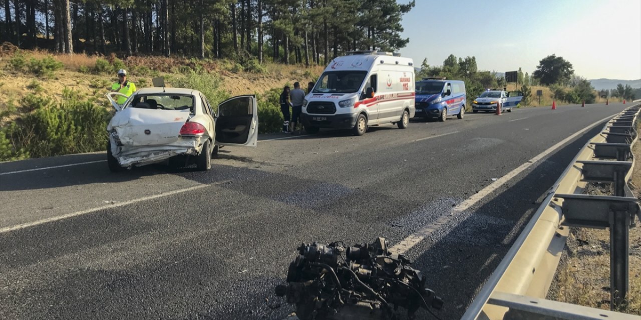 Uşak'ta bariyerlere çarpan otomobildeki 2 kişi öldü