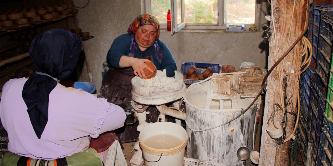 Bilecik'te geleneksel çömlek üretimi kadınlar tarafından yaşatılıyor