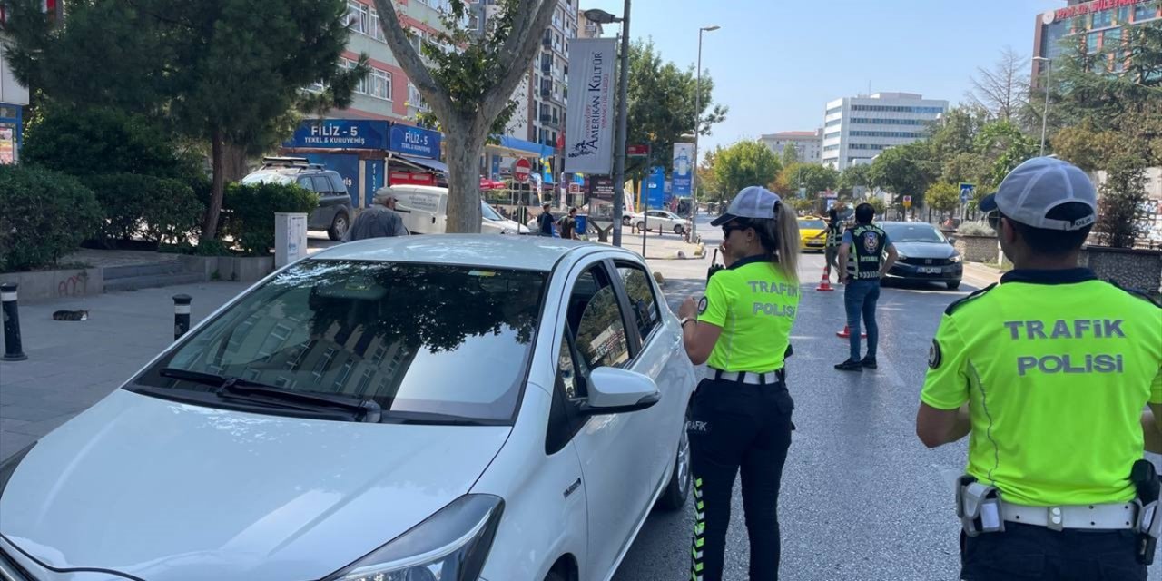 Kadıköy'de yayalara yol vermeyen sürücülere 15 bin 832 lira ceza kesildi