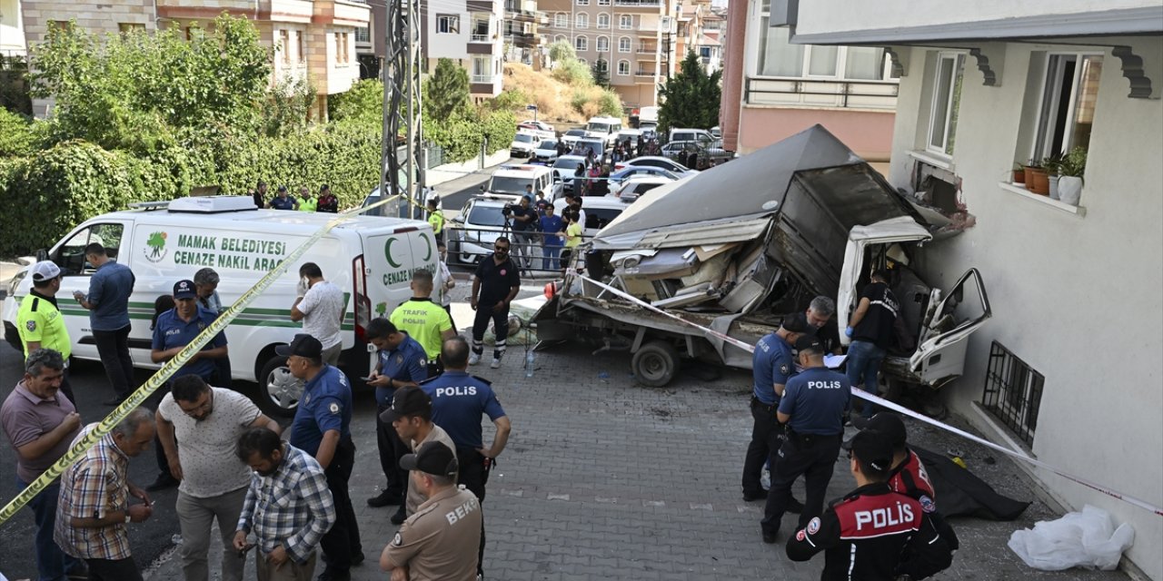 Ankara'da freni boşalması sonucu binaya çarpan kamyonetin sürücüsü öldü