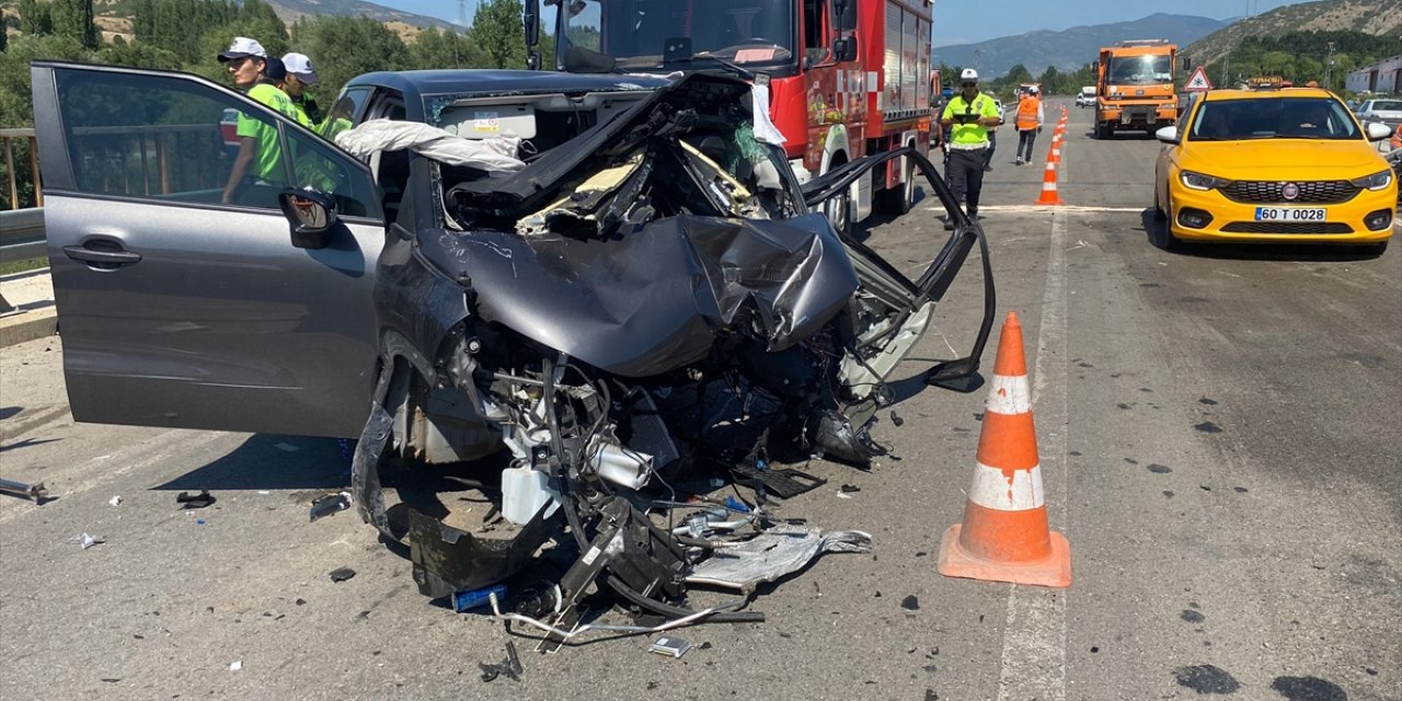 Tokat'ta otomobil bariyere çarptı, 1 kişi öldü, 1 kişi yaralandı