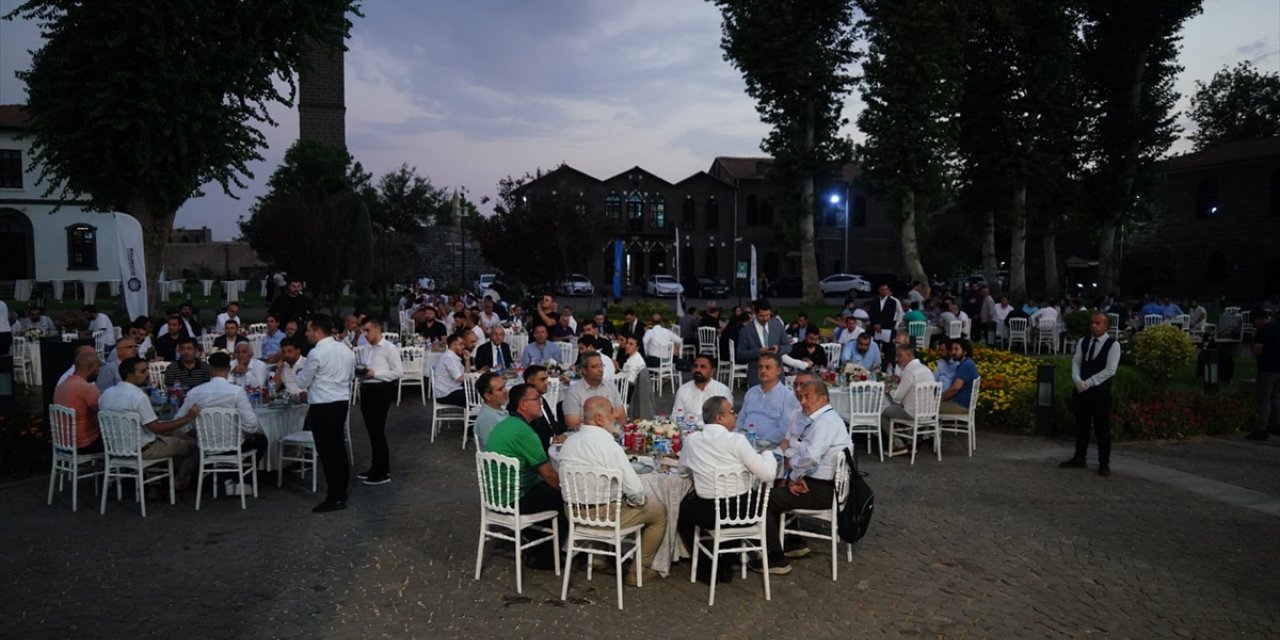 Diyarbakır Valisi Su, inanç turizmi sektör temsilcileriyle bir araya geldi: