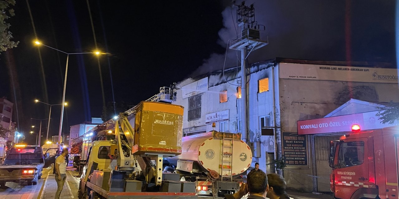 GÜNCELLEME - Bursa'da ahşap kapı fabrikasında çıkan yangın kontrol altına alındı