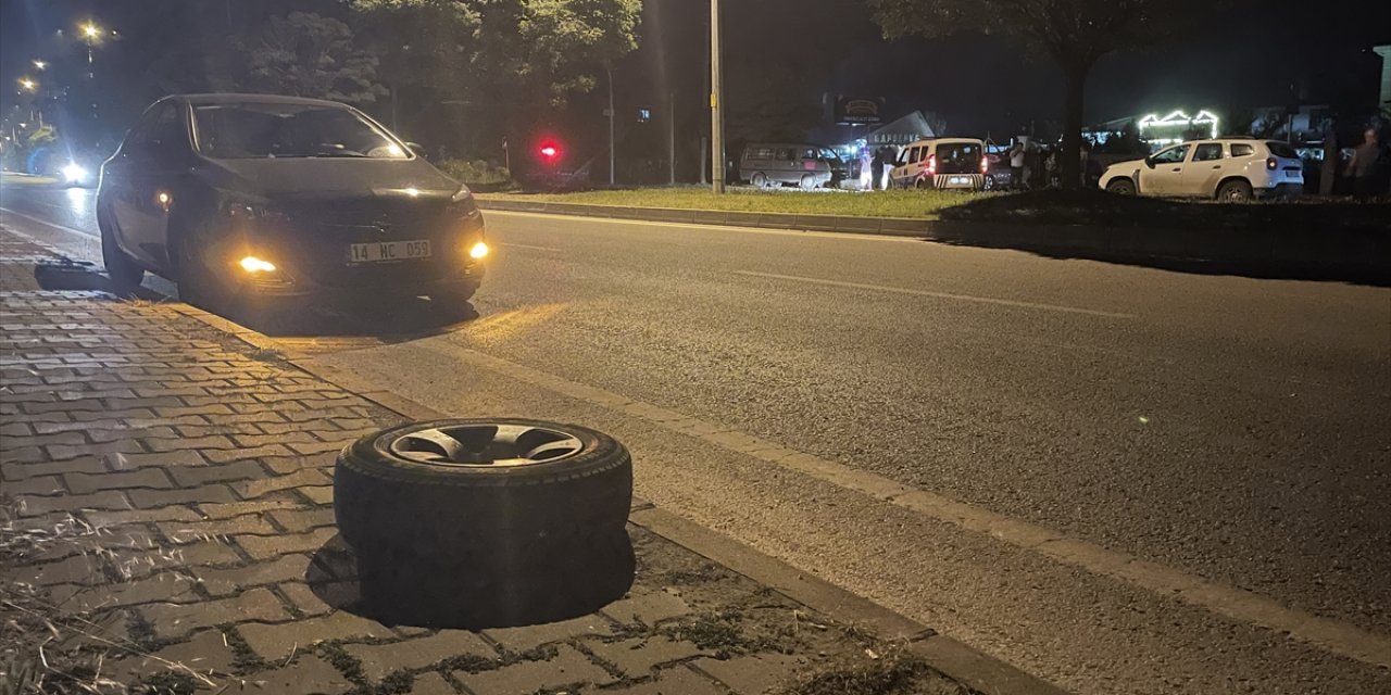 Bolu'da otomobilden kopan lastiğin çarptığı motosiklet sürücüsü yaralandı