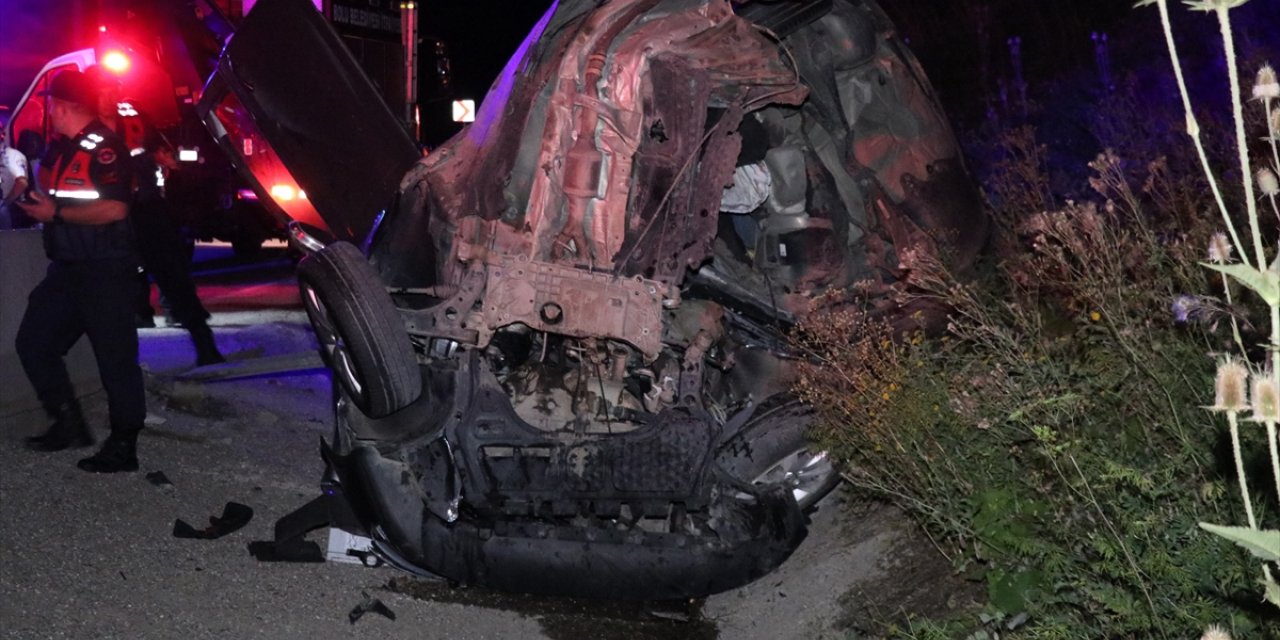 Bolu'da bariyere çarparak ikiye bölünen otomobildeki 1 kişi öldü, 1 kişi yaralandı