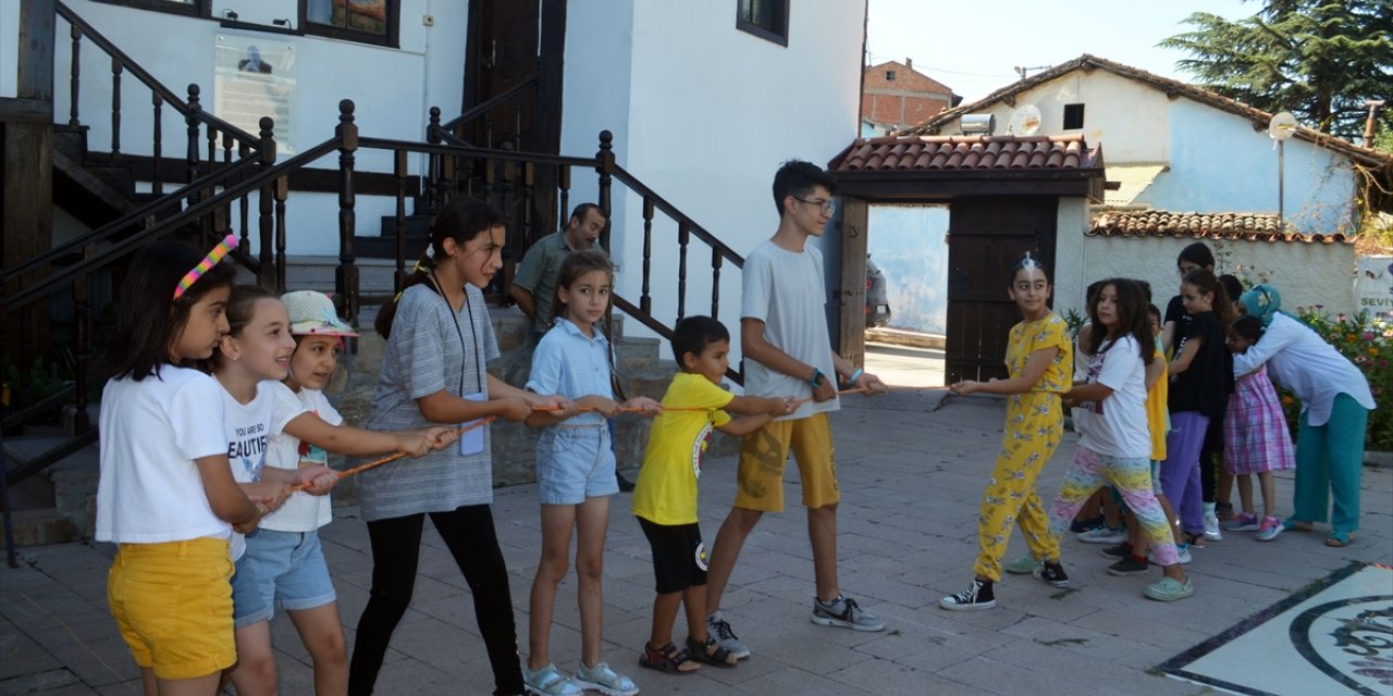 Amasya'da çocuklar unutulmaya yüz tutmuş sokak oyunlarıyla eğlendi