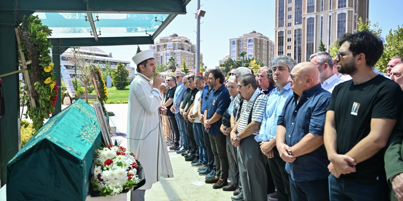 Hastanedeki odasında hayatını kaybeden Prof. Dr. Gökçen Orhan İstanbul'da toprağa verildi