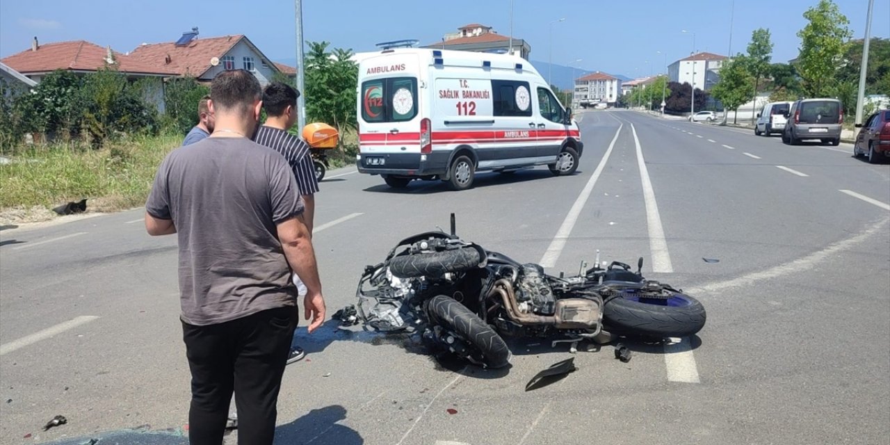 Düzce'de otomobil ile çarpışan motosikletin sürücüsü ağır yaralandı