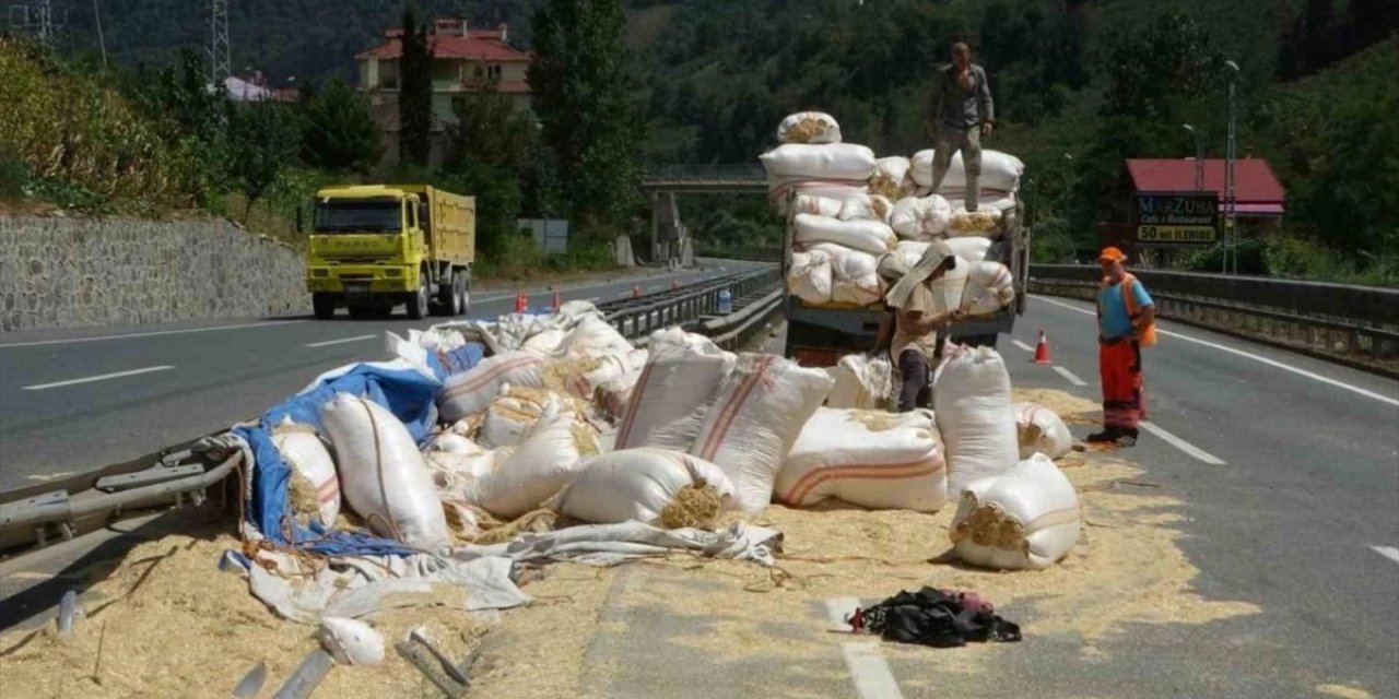 Trabzon'da devrilen saman yüklü kamyonun sürücüsü yaralandı