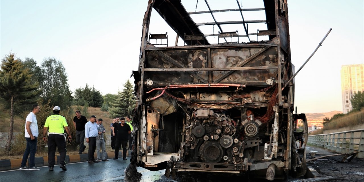 Kastamonu'da seyir halindeki yolcu otobüsü yandı