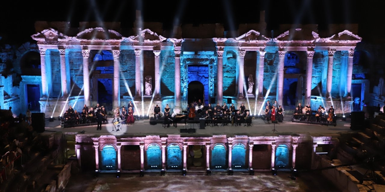 TRT sanatçıları, Pamukkale'deki Hierapolis Antik Tiyatrosu'nda konser verdi