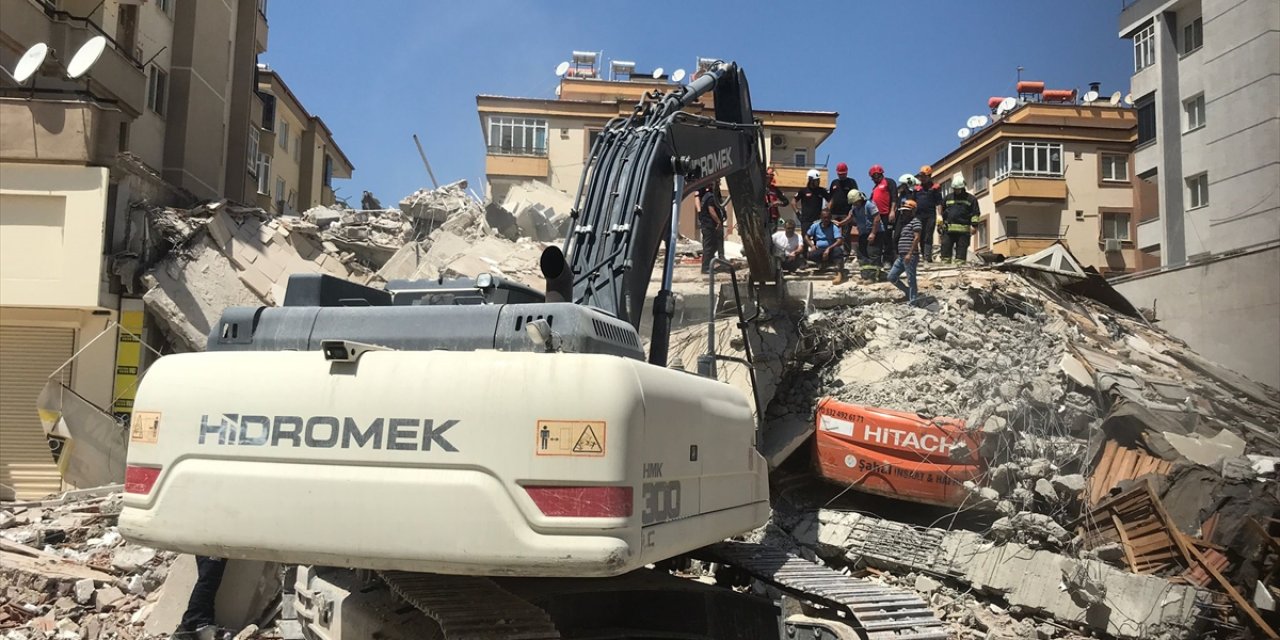 Gaziantep'te yıkım sırasında çöken binanın altında kalan operatörü kurtarma çalışması başlatıldı