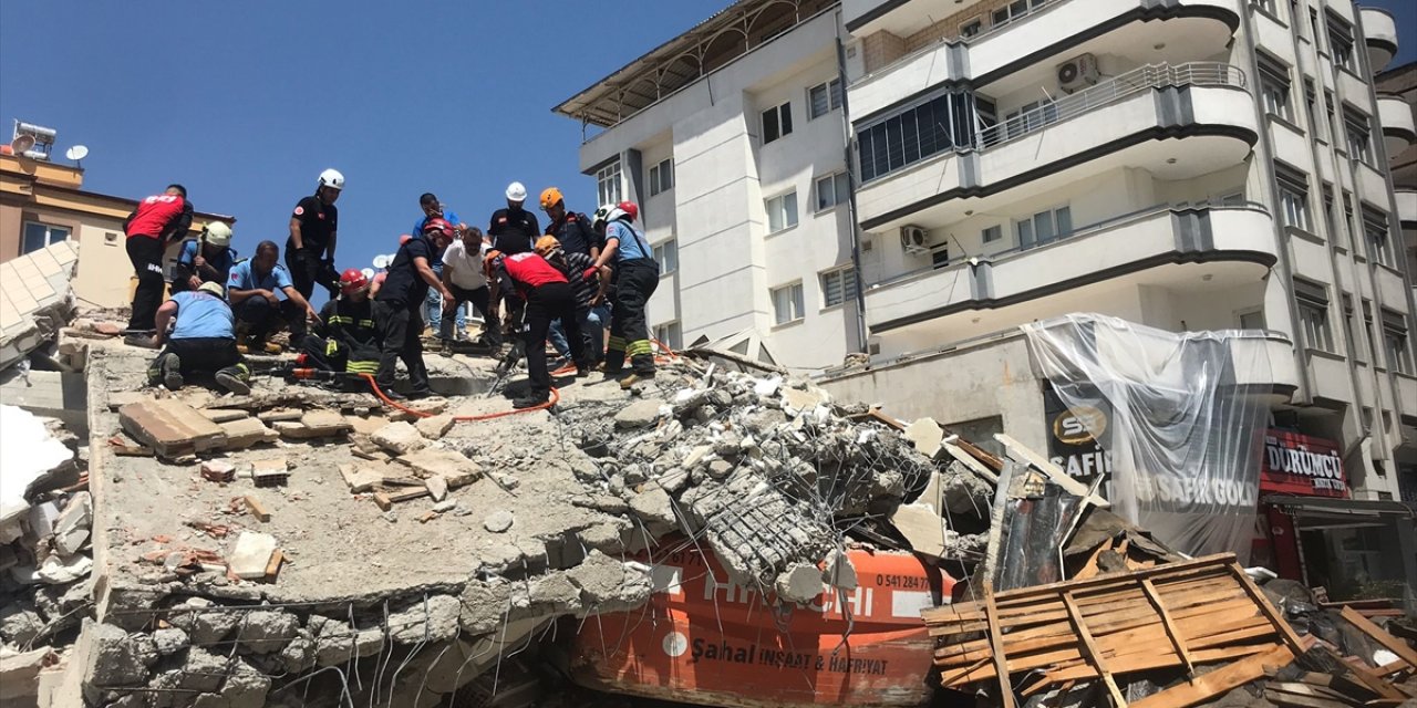 GÜNCELLEME - Gaziantep'te yıkım sırasında çöken binanın enkazı altında kalan operatör hayatını kaybetti