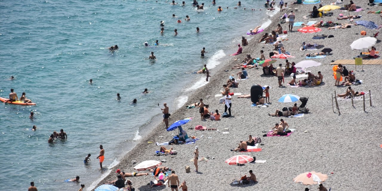 Antalya'da sıcak hava ve nemden bunalanlar sahillerde yoğunluk oluşturdu