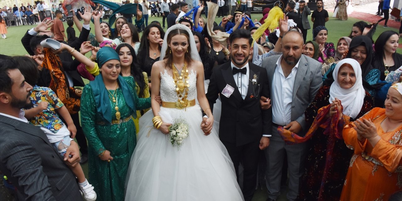 Alman gelinle Hakkarili damat yöresel düğünle evlendi