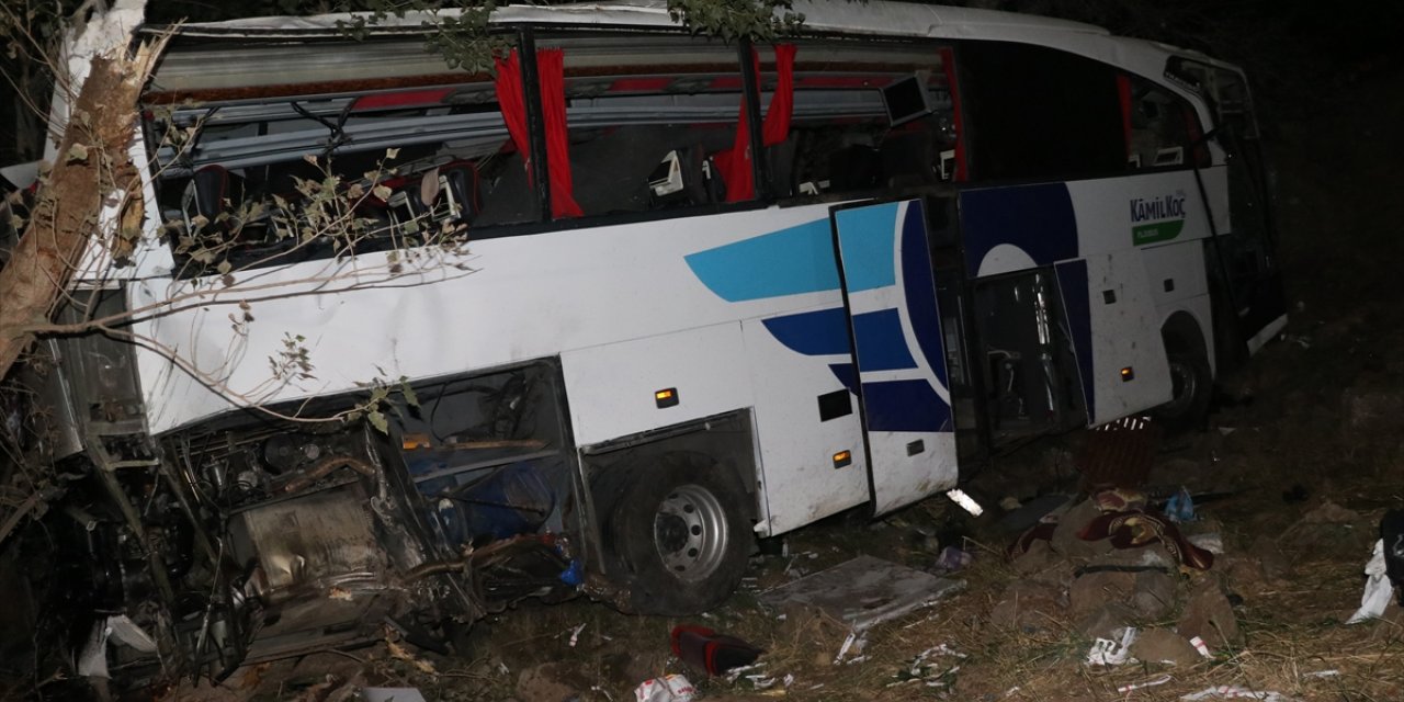 GÜNCELLEME 2 - Yozgat'ta şarampole düşen yolcu otobüsündeki 11 kişi öldü, 20 kişi yaralandı