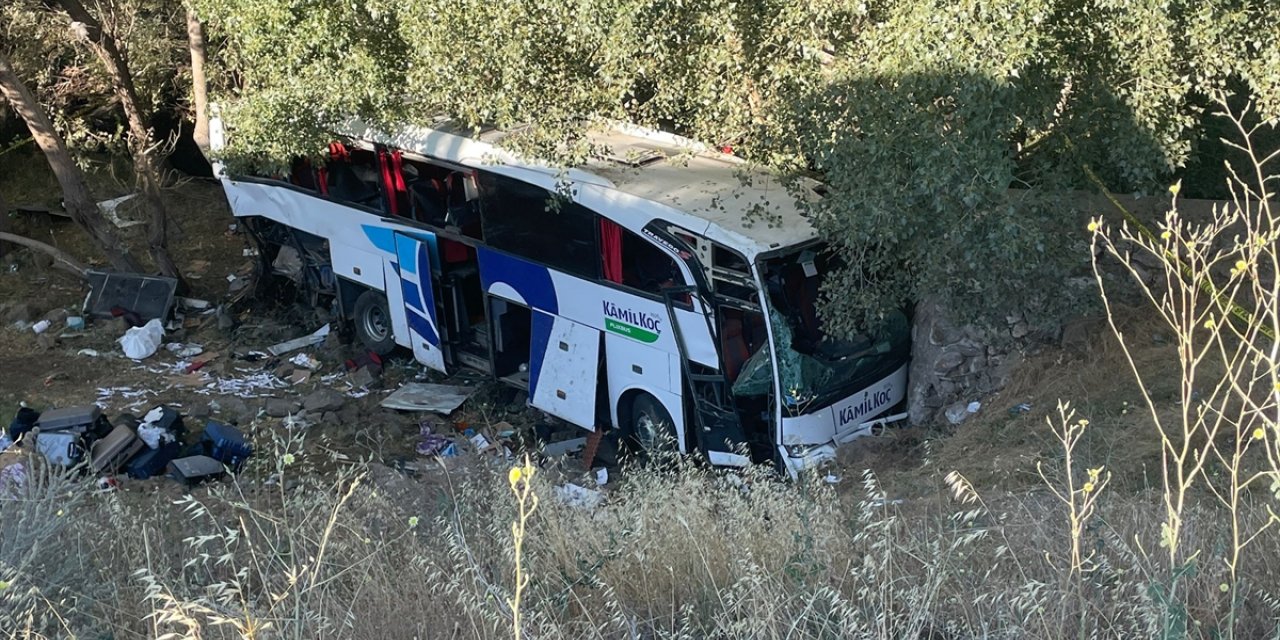 GÜNCELLEME 4 - Yozgat'ta şarampole düşen yolcu otobüsündeki 12 kişi öldü, 19 kişi yaralandı