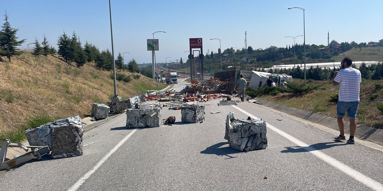 Yalova'da devrilen hurda yüklü tırda sıkışan sürücüyü vatandaşlar kurtardı