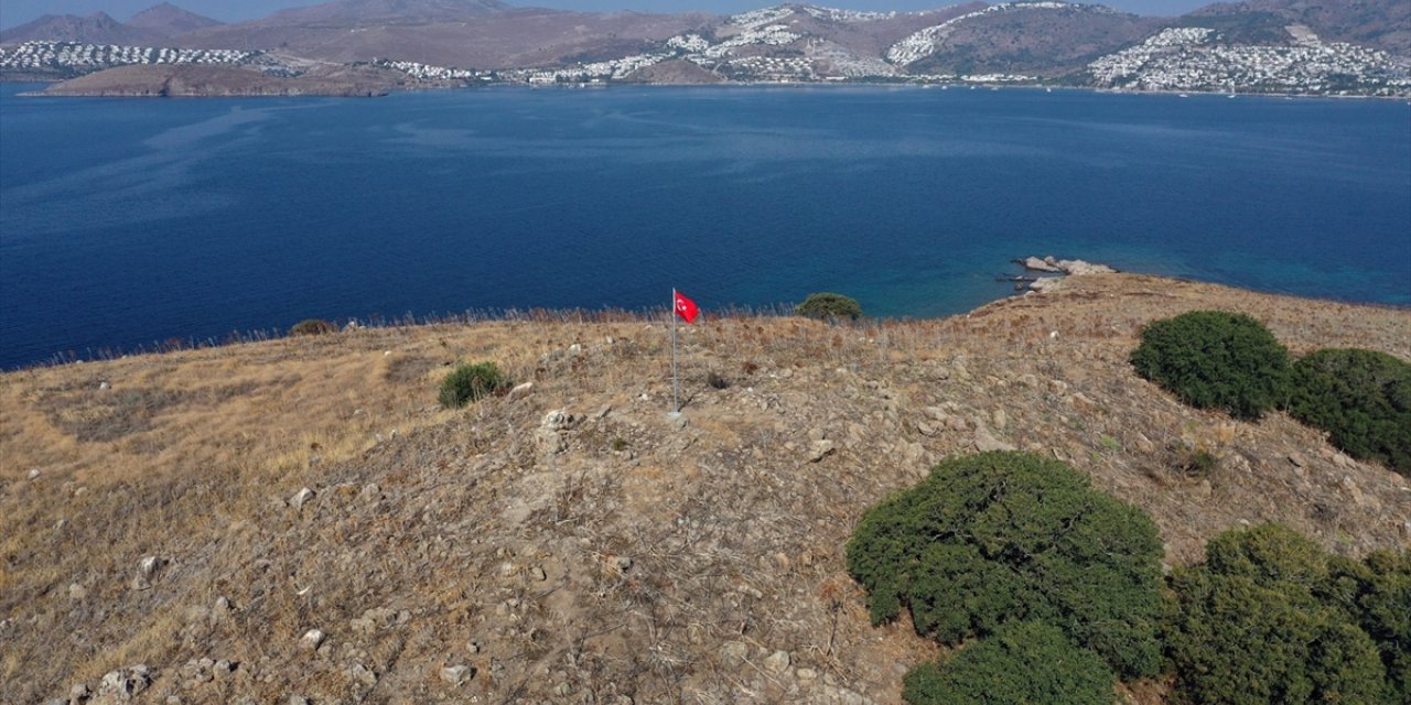 Bodrum'da ada ve koylara Türk bayrağı dikiliyor