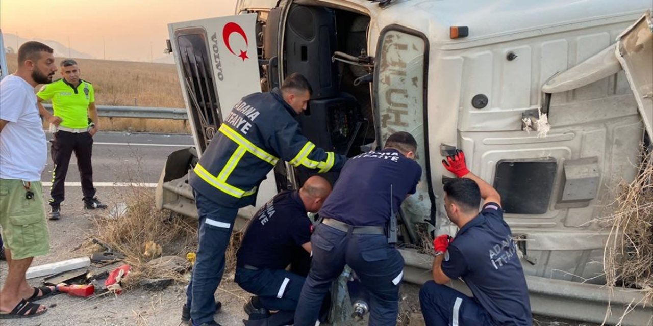 Adana'da devrilen tırın sürücüsü yaralandı