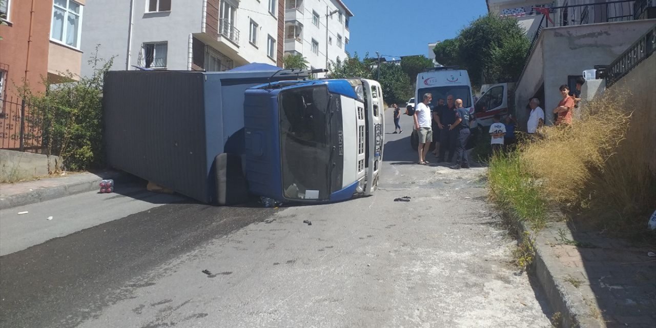 Kartal'da yokuş çıkarken devrilen kamyondaki bir kişi yaralandı