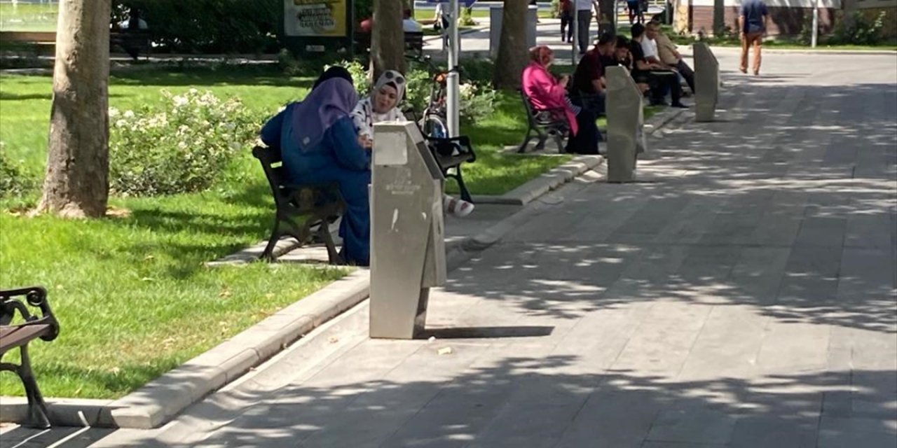 Konya'da aşırı sıcaktan bunalanlar park ve bahçelerde serinledi