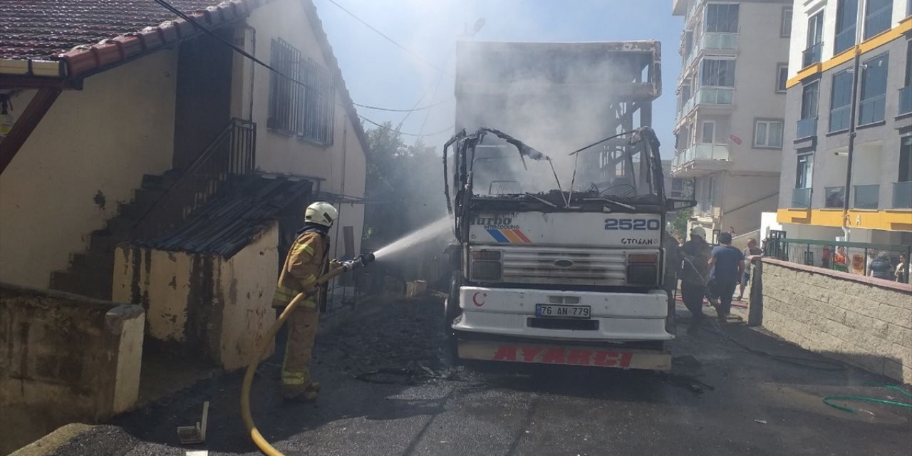 Pendik'te alev alan nakliye kamyonu kullanılamaz hale geldi