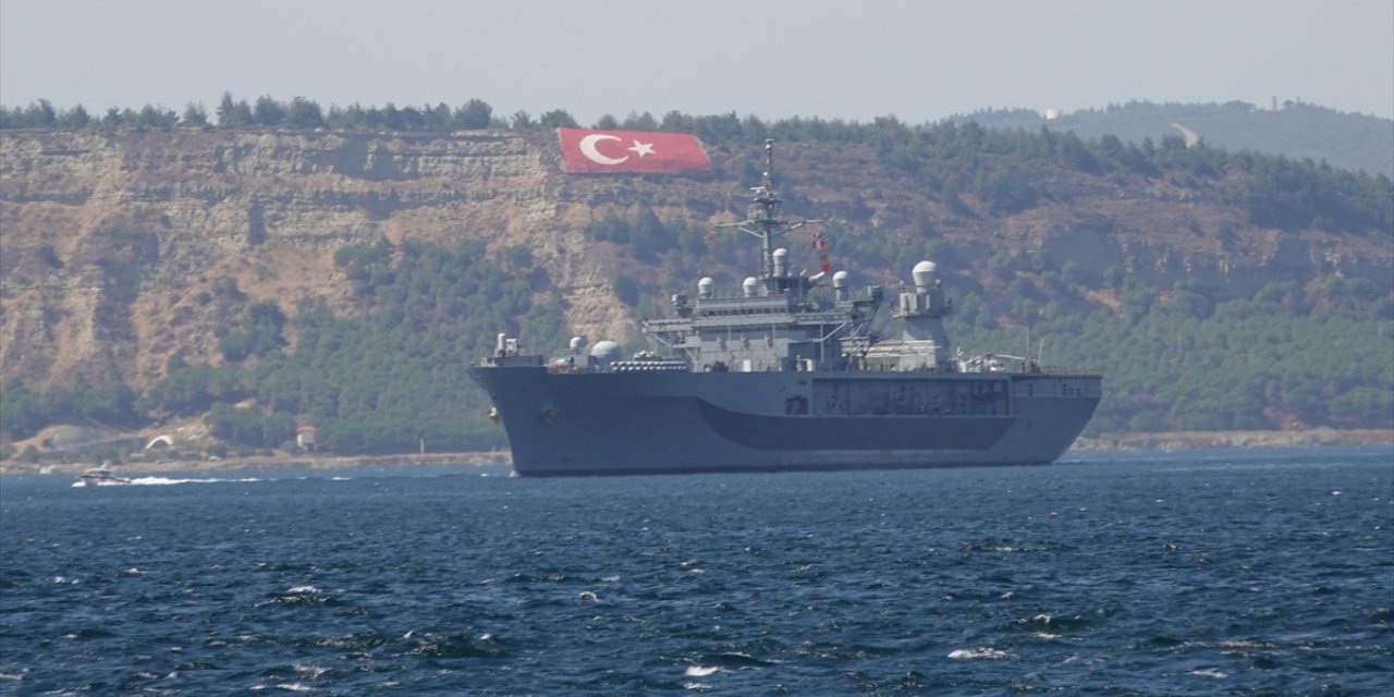 ABD Donanması'na ait USS Mount Whitney Çanakkale Boğazı'ndan geçti