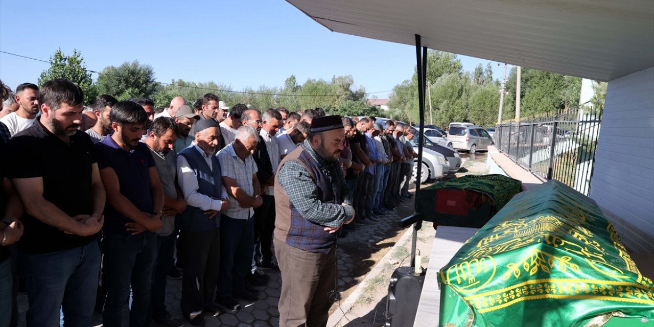 Yozgat'taki otobüs kazasında ölenlerden 3'ünün cenazesi Sivas'ta toprağa verildi